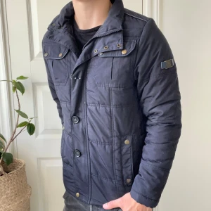 Hugo boss jacka mörkblå S - Hugo boss jacka mörkblå S,  inga defekter, använd däremot. Modellen är 180,75 kg😊🫶