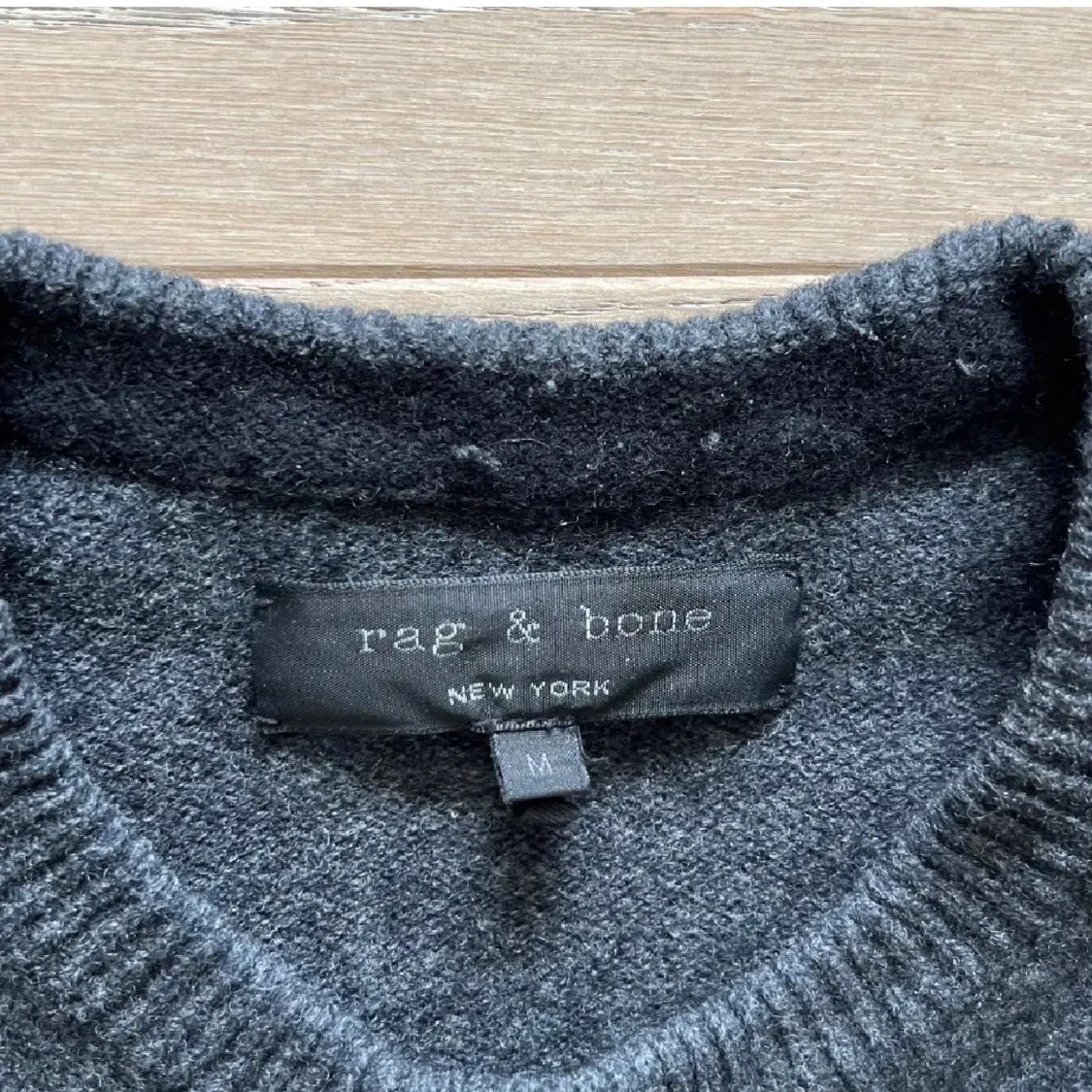 Mörkgrå stickad tröja från Rag & Bone - 1