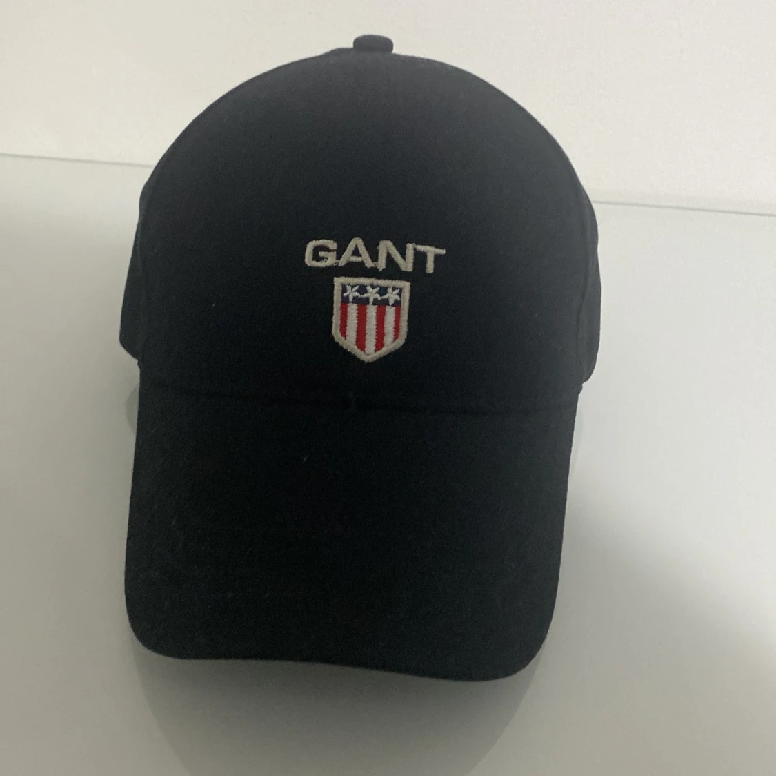 Svart keps från GANT med broderad logo