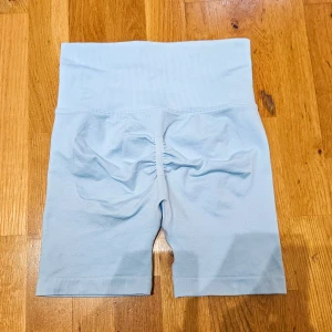 Gymshorts  - Ett par riktigt snygga isblå/babyblå gym shorts med scrunch bak. Formar hur fint som helst i storlek S, squat proof! Helt nya, har två stycken så har bara använt det andra paret 🥰