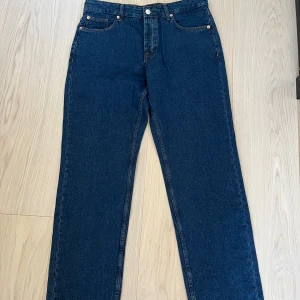 Blå loose fit jeans från Only & Sons - Mörkblå jeans från Only & Sons i loose fit-modell. Klassisk femficksdesign, raka ben och normal midja. Bara provade. 33/32