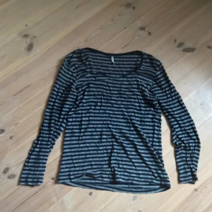 Randig långärmad tröja  - Säljer en svart och grå randig långärmad tröja. Bra kondition.
