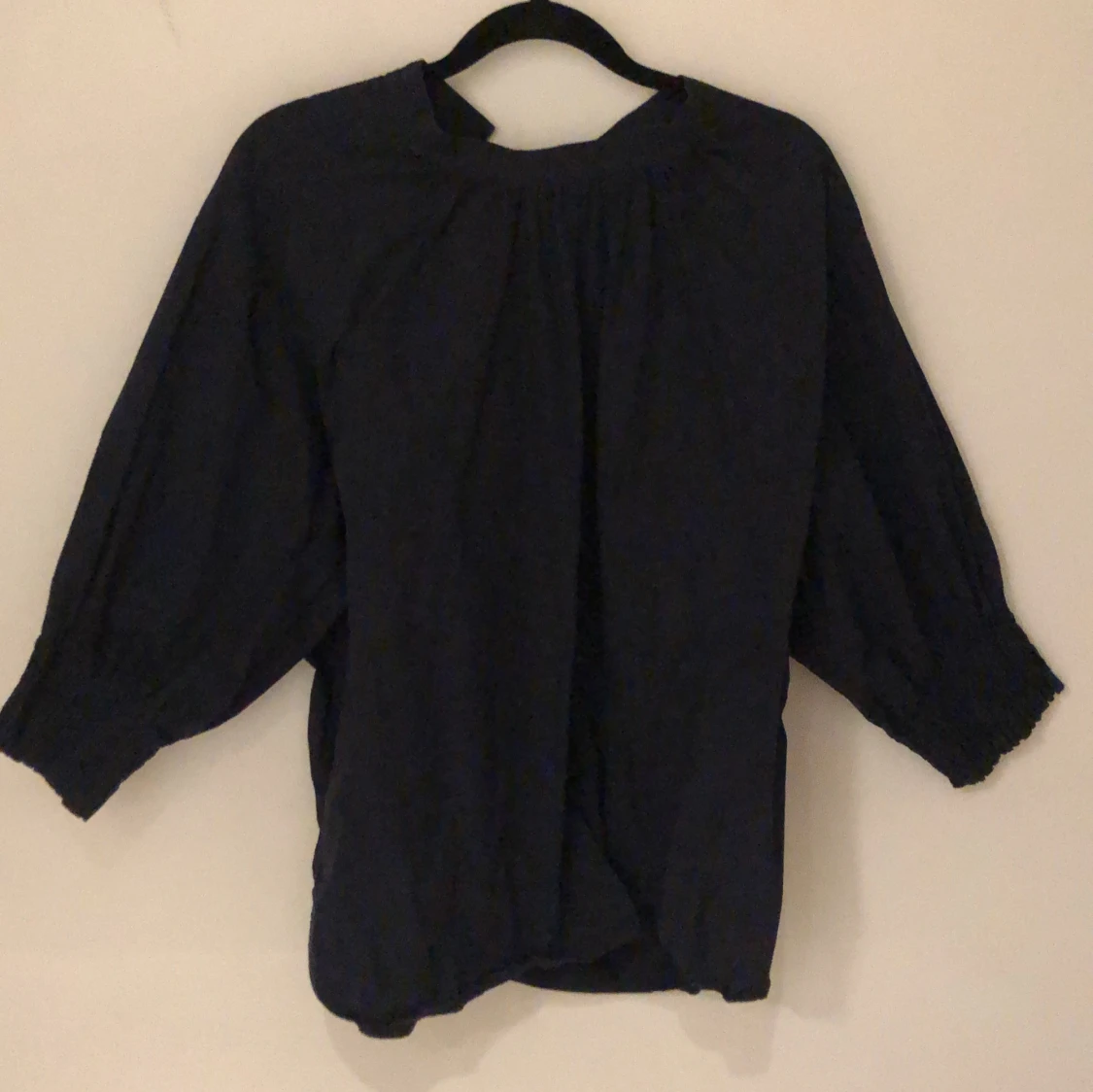 Svart blus med vida ärmar