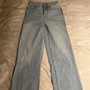 Ljusblå raka jeans från 157, XS - Säljer ett par ljusblå jeans från 157 i storlek XS. Jeansen har hög midja, raka, vida ben och klassisk femficksdesign.