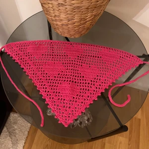 Rosa virkad bandana hjärtan  - Handgjord virkad bandana med hjärtan💕 Rosa. Virkad i 100% kvalitetsbomull 🥰