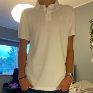 Vit pikétröja från SIR of Sweden Båstad (HELT NY) - Fräsch vit pikétröja från SIR of Sweden Båstad.Perfekt för en clean och stilren look.                                                                                 Killen på bilden är 177 cm