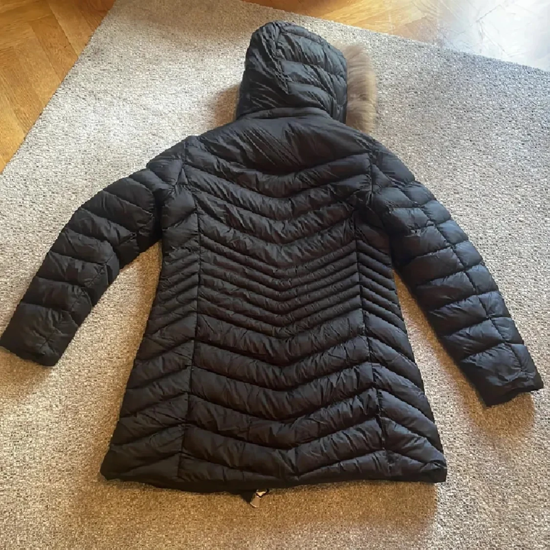 Svart dunjacka från Moncler med pälskant - 1