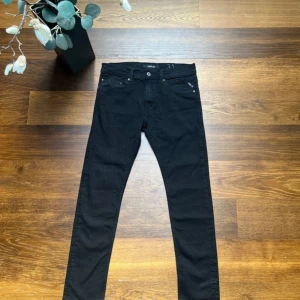Svarta Replay jeans slim fit - Säljer dessa feta Replay Jeans i storlek 31/30. Längd 97 cm, bredd på 40 cm. Skicket är 9/10 och det är bara att höra av dig vid frågor😁