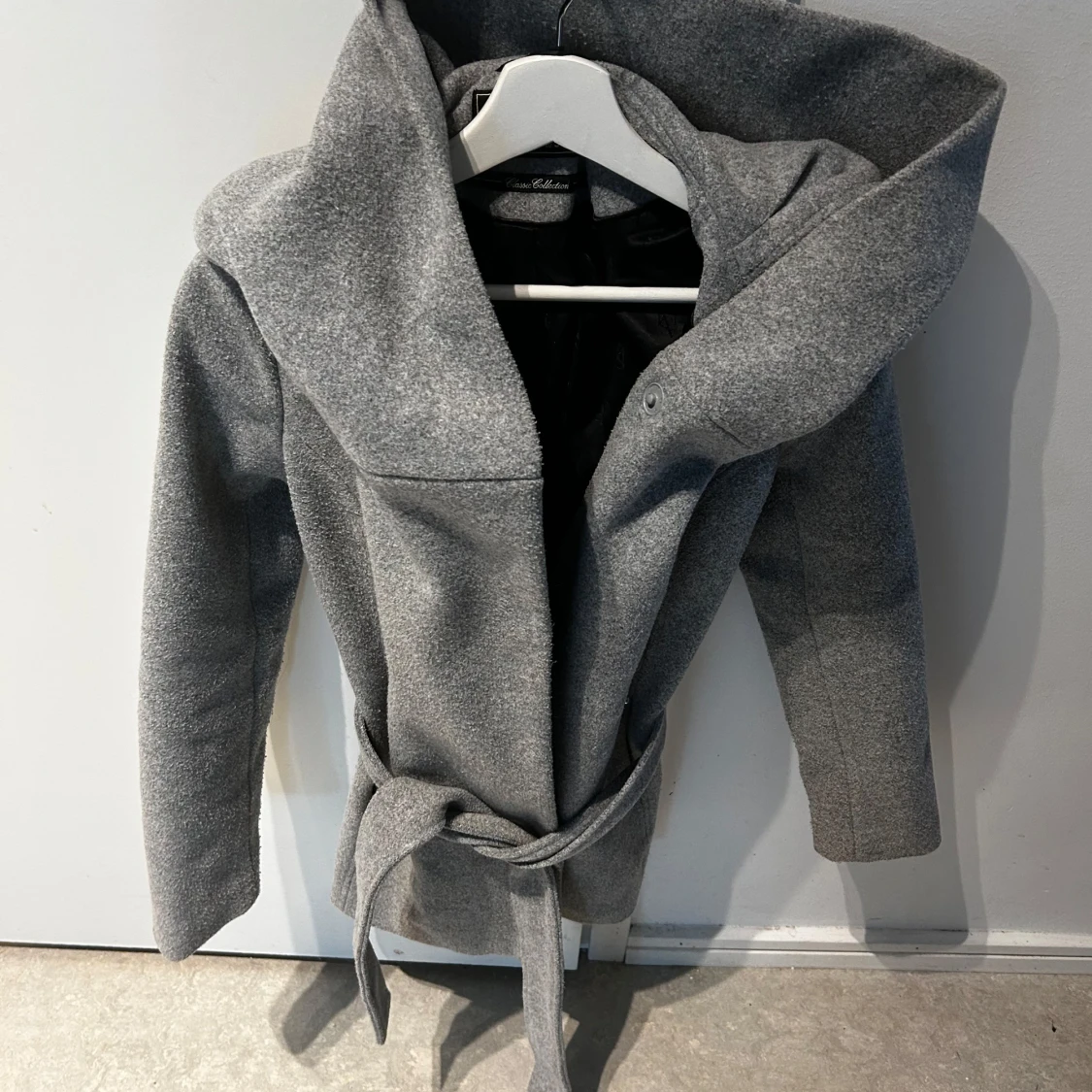 Grå kappa med bälte och stor krage - 2