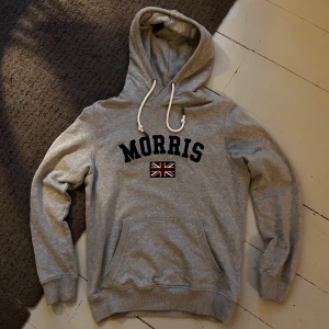 Grå Morris Hoodie - Riktigt fet grå Morris hoodie! | Storlek: S | Nypris: 1799kr | Som ny, inga tecken på användning alls! | Skriv vid minsta fundering, priset är ej hugget i sten!