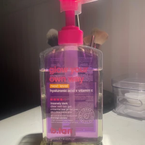 b.tan Glow Your Own Way brun utan sol - Brun utan sol-gel från b.tan med hyaluronsyra och vitamin C. Ger en djup, bronzig glow utan att behöva sköljas av. Transparent gel i stor pumpflaska på 473 ml, vegansk och cruelty free. Perfekt för dig som vill ha en intensivt mörk solkysst look. Jag har använt den en gång och jag tyckte den var jätte bra och lätt att applicera men jag tyckte den var lite för mörk för mig. 