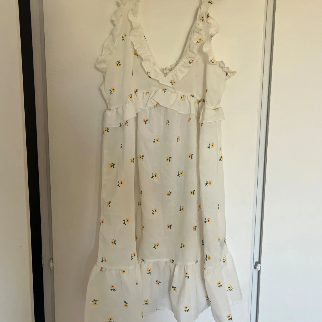 Vit blommig volangklänning med v-ringning - 1