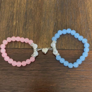 Matchande armband med magnet - Matchande armband med magnet hjärta, perfekt till partner eller kompis🩷 Kolla gärna mitt konto, säljer massa olika hello kitty saker