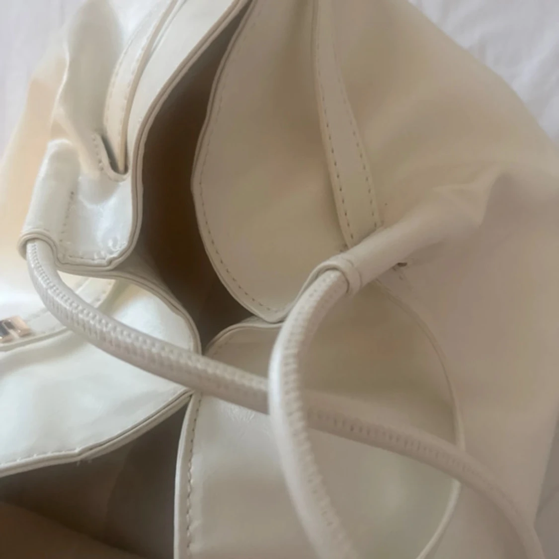 Vit axelväska i skinnimitation - 2