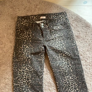 Leopardmönstrade bootcut jeans från Nelly -  ANVÄNDA TYP 3 gg bara, Dom är slutsålda på Nelly.   Snygga jeans från Nelly med leopardmönster i bruna och beige toner. Modellen har bootcut-ben och klassisk femficksdesign. Jeansen har normal passform och är tillverkade i ett stretchigt bomullsmaterial för extra komfort. Jag är 164 och dom är lite förkorta, så om du är 140-162 passar dom super! 