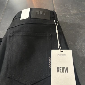 Neuw jeans  - Säljer dessa helt nya Neuw jeans. Då de inte gick att skicka tillbaka. De är i storlek 33-32 men passar även 32-32. De är modellen ray och är köpta för över 2200kr på deras hemsida. Mitt pris 950kr vid snabb affär går priset självklart att diskutera. Hör gärna av dig vid fler frågor.