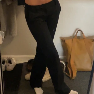 Svarta kostymbyxor - Säljer dessa kostymbyxor från bikbok, modell Vera Regular❤️