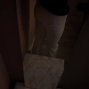 Vita bootcut jeans med hål från Zara - Säljer ett par vita bootcut från Zara med snygga slitningar på benen och är midwaist. Perfekta för dig som gillar en trendig och avslappnad stil. Materialet är bomull och de är riktigt bekväma.