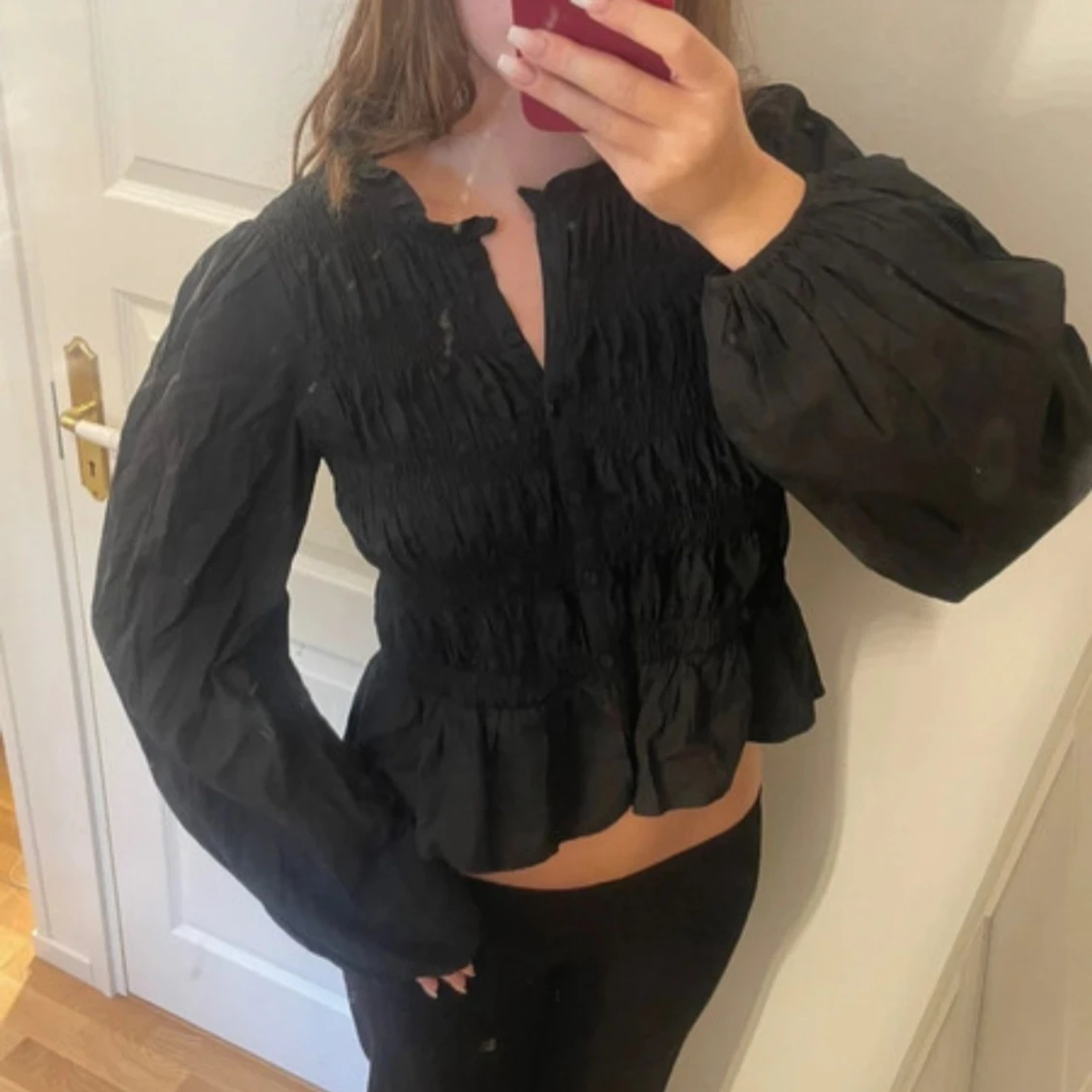 Svart blus med volang och puffärm - 1