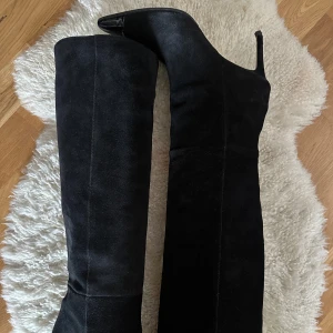 Boots - Mocka Boots Alia från Custommade, storlek 39. Skulle mer säga en 38. JÄTTEFINA och i bra skick. Jag har sulat om dem så dem ej blir förstörda därav annat utseende under skon. Köpte dem på vinted så inget kvitto eller box osv. Använt fåtal gånger men superfina och perfekta nu till hösten!!! Hör av dig vid frågor. 