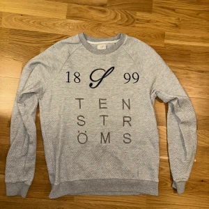 Stenströms Tröja - Mycket elegant och fräsch stenströms tröja! Köpt för nästan 2k! Storlek M men kan passa lite olikt. Perfekt skick då den bara använts under fina tillfällen! Skriv gärna vid frågor!