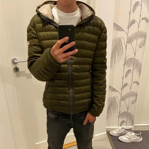 Colmar jacka - Snygg olivgrön pufferjacka från Colmar i sick 8/10. Har några svart fläck längst ner på ryggen. Skriv gärna vid funderingar 🤝👍Priset är ej hugget i sten 🪨✅ Storleken är S