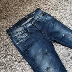 Replay anbass jeans - Säljer dessa riktigt feta Replay jeansen!⭐️Storlek : W33/L34!🙌Skick : 9,5/10!👍Hör gärna av er om ni har funderingar!🤝