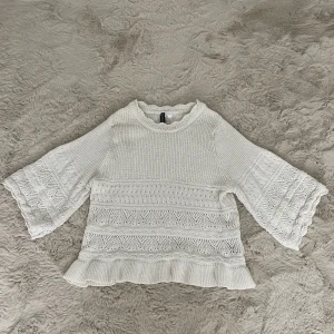 Stickad tröja - En jätte fin krämvit tröja från H&M med vida trekvarts armar. 