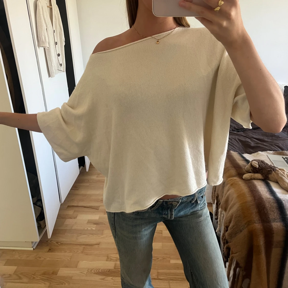 Beige offshoulder stickad topp - 1