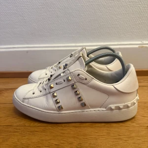 Valentino rockstud sneakers  - Säljer nu dessa fina valentino skor | Väldigt fint skick | Storlek 37 | Kommer även med kvitto som intygar äktheten | Hör gärna av er vid frågor eller funderingar