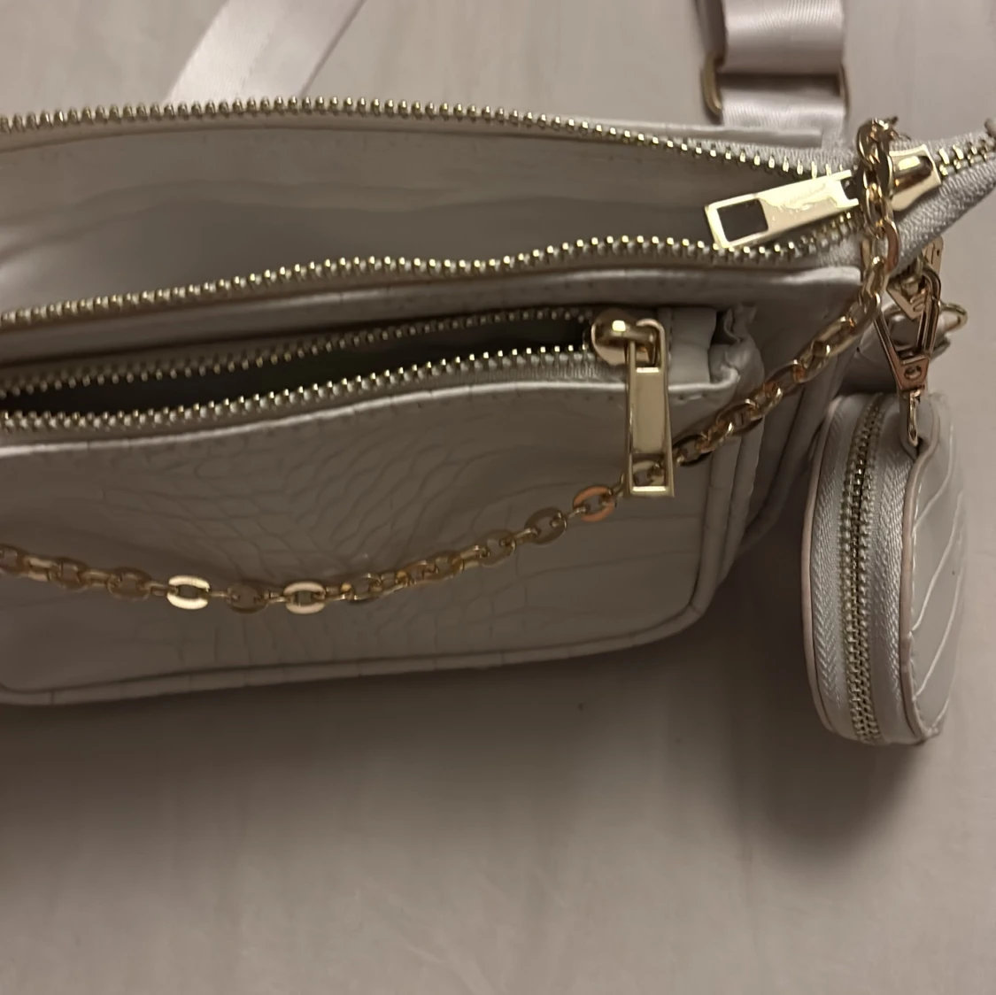 Vit axelväska med krokopräglat mönster - 3