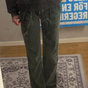 Gröna juicy couture byxor - Mörkgröna Juicy Couture byxor i mjuk velour med raka ben och snörning i midjan. Byxorna har fickor fram och en bakficka med knapp. Perfekta för en chill och avslappnad look. Byten går att göras och pris går självklart att diskuteras💕