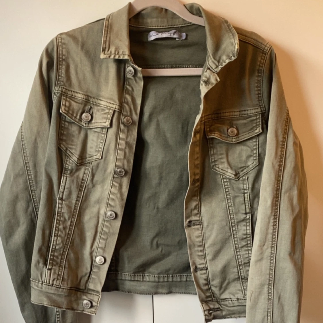 Olivgrön jeansjacka med knappar - 1