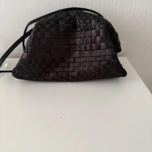 Väska - En jättefin väska från Part Two använd få gånger den ena metallskruven har lossnat från ena sidan men den öppnas och stäng utan problem!! Det är en axelremsväska bandet är i !