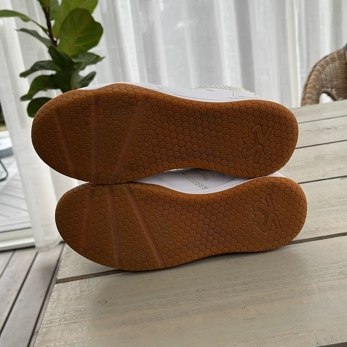 Vita Rival 2 innebandyskor med orange detaljer - 2