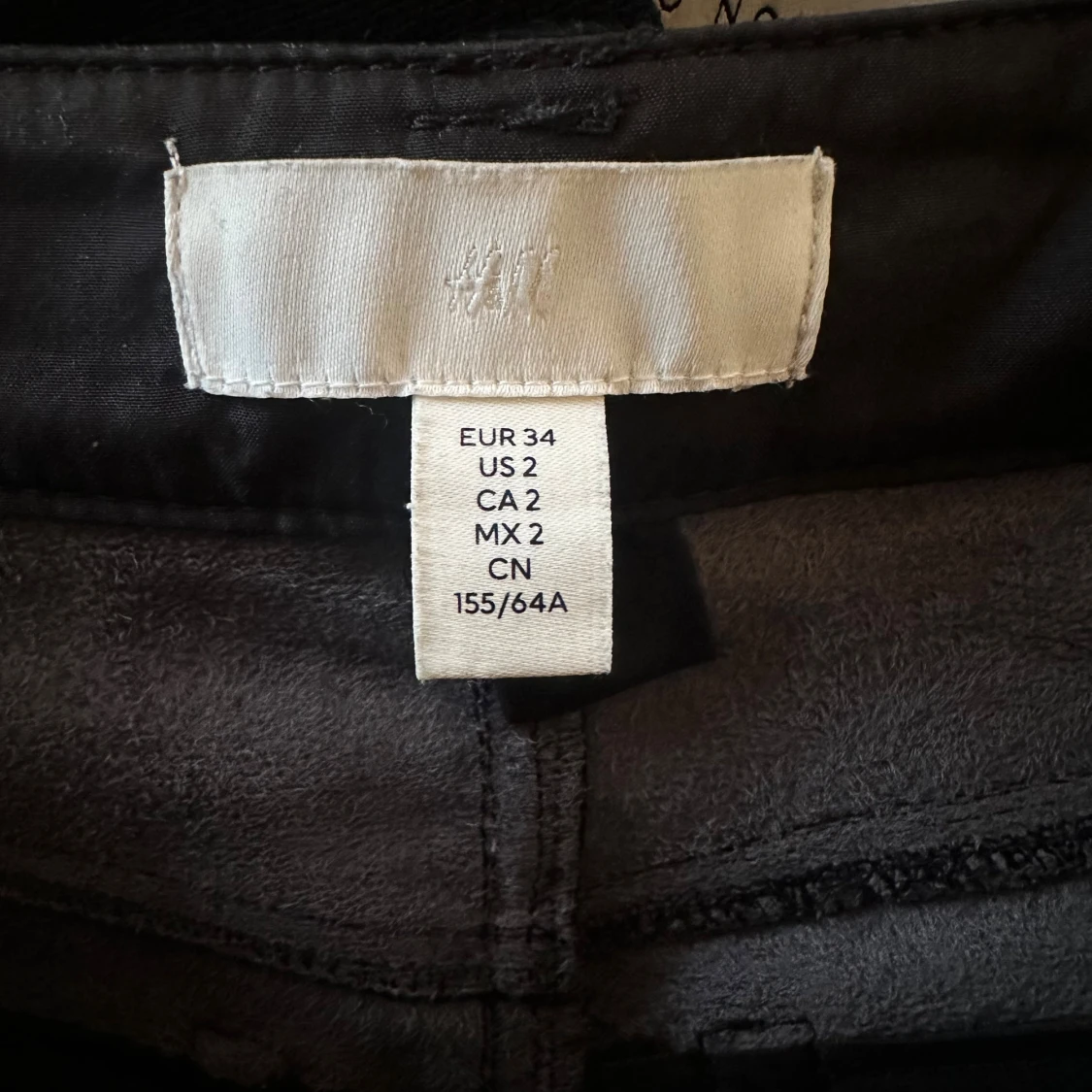 Svarta croc-mönstrade skinnbyxor  - 3