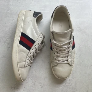 Cucci ace sneakers - Säljer nu ett par feta Gucci skor, skorna har inga defekter förutom slite smuts under sulan, storlekn är 39 men passar mig som har 41, pris inte hugget i sten,  hör dig av om du är intresserad!💫✌️