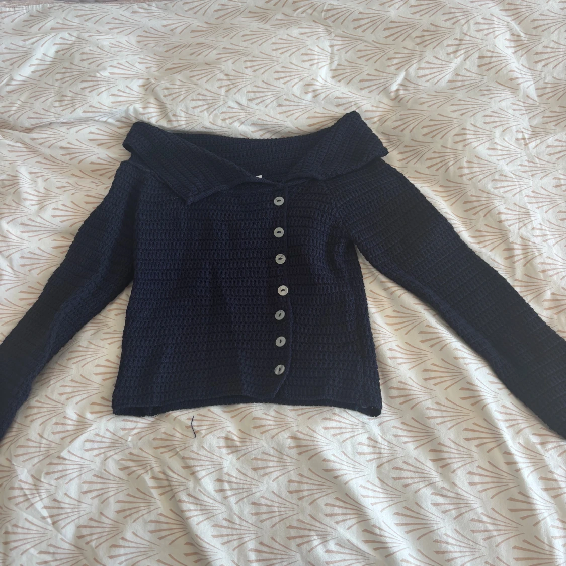 Mörkblå stickad kofta med offshoulder