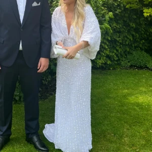 Vit glittrig långklänning - Söker denna klänningen från ASOS i storlek 36! Hör jättegärna av er om ni säljer💕