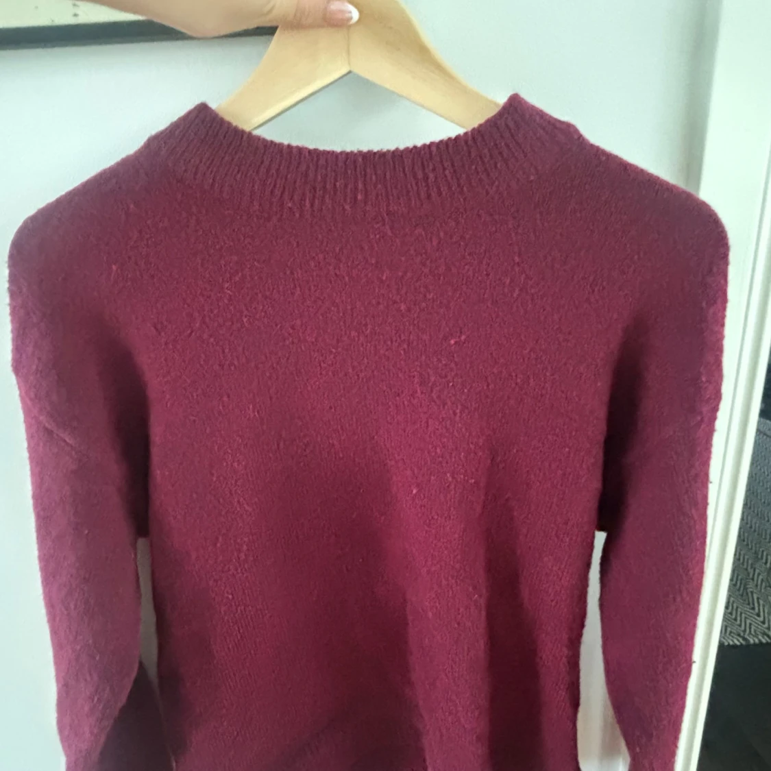 Vinröd stickad tröja från Stories XS - 3