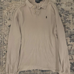 Ralph Lauren Rugbytröja - Tjena! Säljer denna stilrena rugbytröjan från Ralph Lauren i storlek M. Den är i fint skick. Fraktar samma dag!