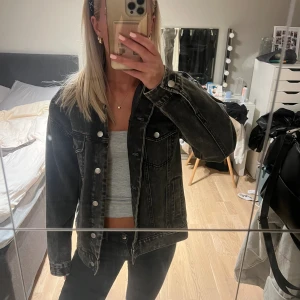 Jeansjacka  - Jättefin jeansjacka köpt på bikbok för nåt år sedan! Använd ca 2 gånger och därför i fint skick! Nypris runt 500kr! 🤗