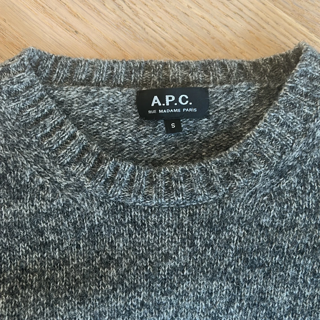 Grå stickad tröja från A.P.C. - 1