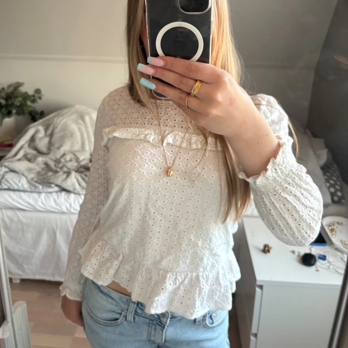 Vit blus med volang från Reserved💕