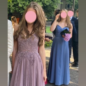 Ljuslila balklänning  - Säljer en  ljuslila långklänning med tunna axelband och v-ringning. dekorerat med broderade spetsdetaljer och pärlor. Perfekt för bal eller student! Passar mig bra som är 170 lång! Pris går att diskutera 🩷