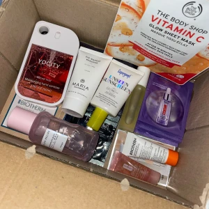 Goodiebag med produkter - Glow Recipe flaskan är tom men kan användas som dekoration. Supergoop solkrämen är lite använd annars är allt annat oanvänt. En hel del testers på produkter!