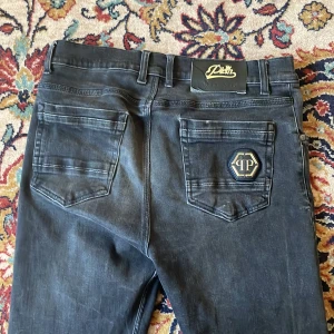Philip Plein jeans - feta pp jeans, köpt på second hand så garanterar inte äkthet då jag inte vet hur man legit checkar, strl 34 midja och passar perfektttt om du gillar typ skinny / slimfit