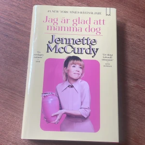 Memoar av Jenette McCurdy - Jag är glad att mamma dog - En gripande och humoristisk memoar om Jennette McCurdys uppväxt som barnskådespelare, kampen mot kontroll och självupptäckt. TW Inehåller ätstörningsdelar. En av de bästa böckerna jag läst som handlar om Icarly Sam Pucket Skådespelaren, hur det faktiskt såg ut att jobba på Nickelodeon, det många av oss vuxit upp med. Frågor? KOM DM! (Har en som jag läst på engelska, enbart pappersomslaget har små repor etc etc.) 