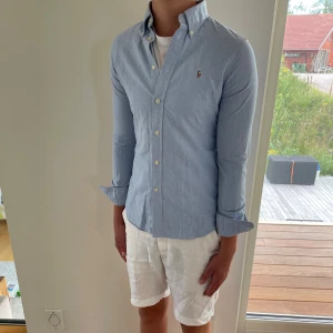 Polo skjorta och Replay jeans  - Polo skjorta och Replay jeans där polo skjortan är i storlek S och dem mörkblåa/svarta Replay jeansen är i W31