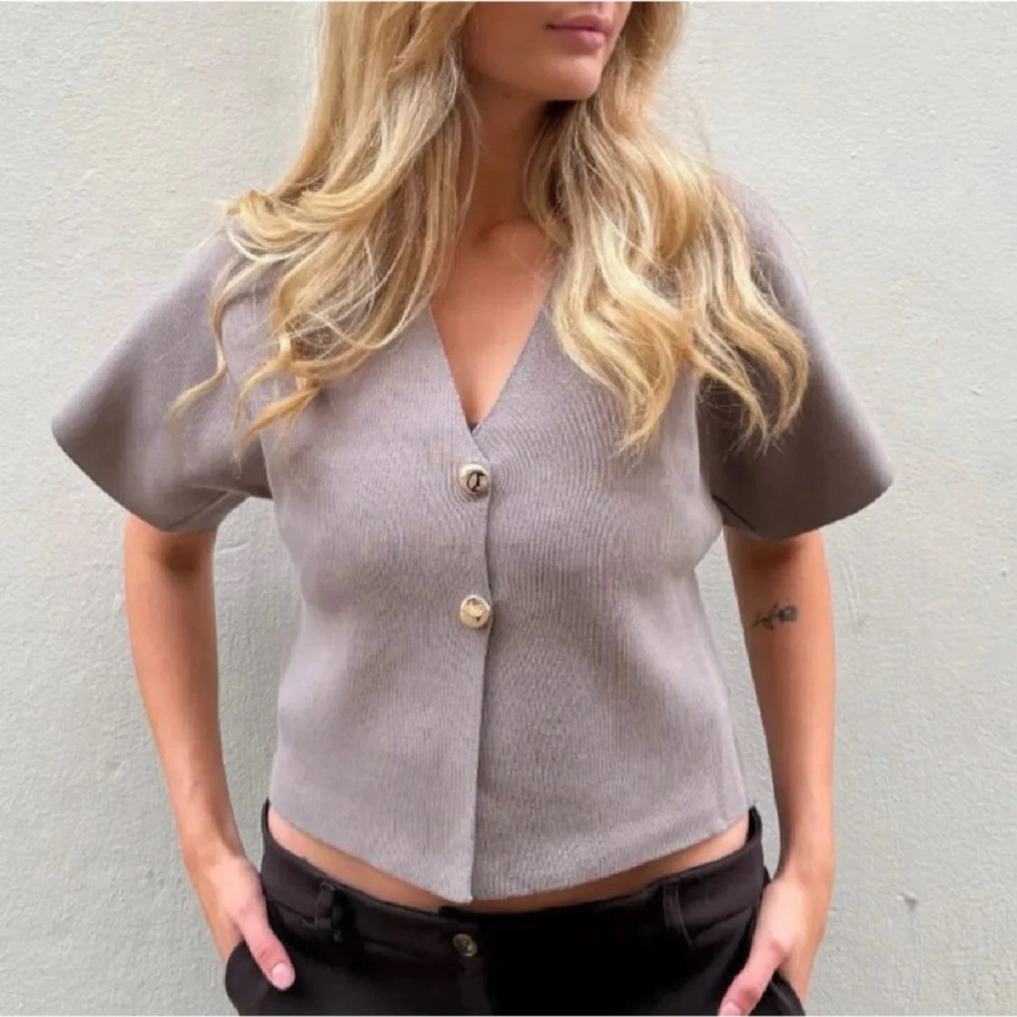 Beige kortärmad blus med knappar